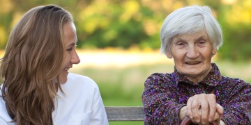 Foto einer Pflegerin mit Seniorin