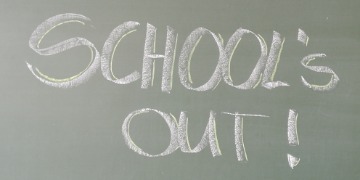 Kreidetafel mit Schriftzug "School is out!"
